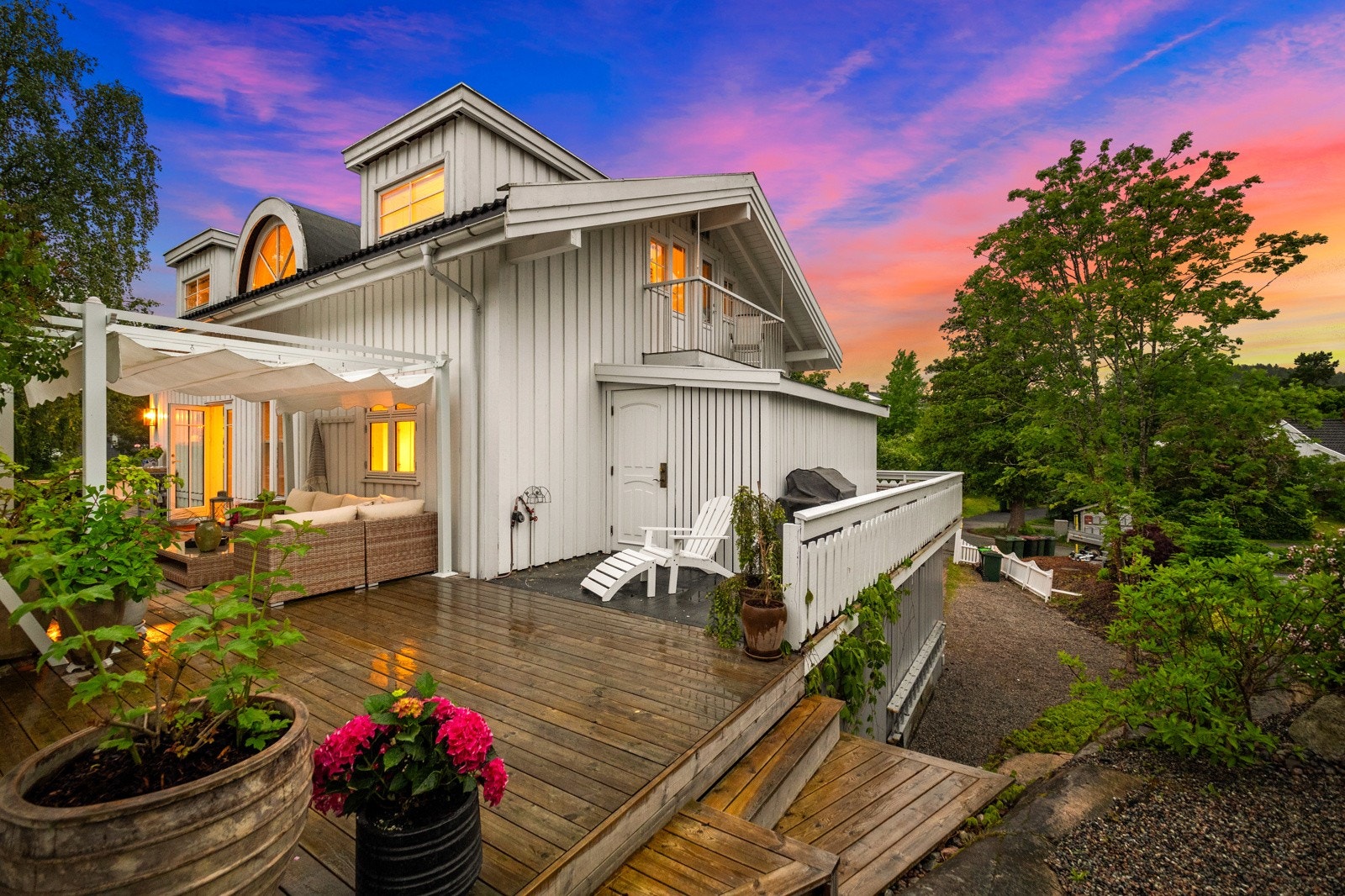 Kveldsbilde på terrassen. Galleribilde