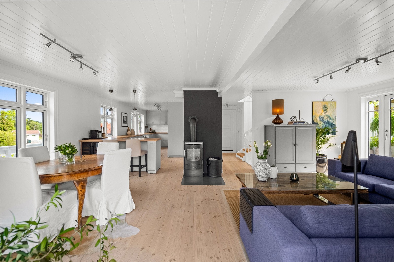 Man kommer opp trappen til en lys og fin stue/spisestue med åpen løsning til kjøkkenet. Galleribilde