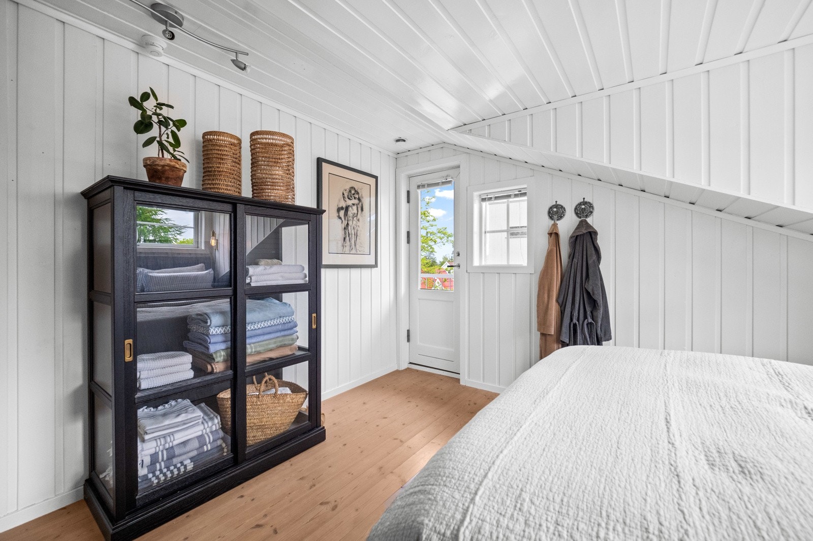 Hovedsoverommet i likhet med de andre soverommene har utgang til balkong. Galleribilde