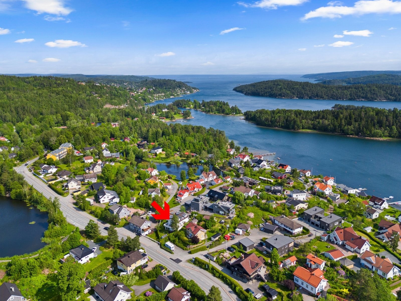 Eiendommen ligger på sjøsiden av hovedveien. Galleribilde