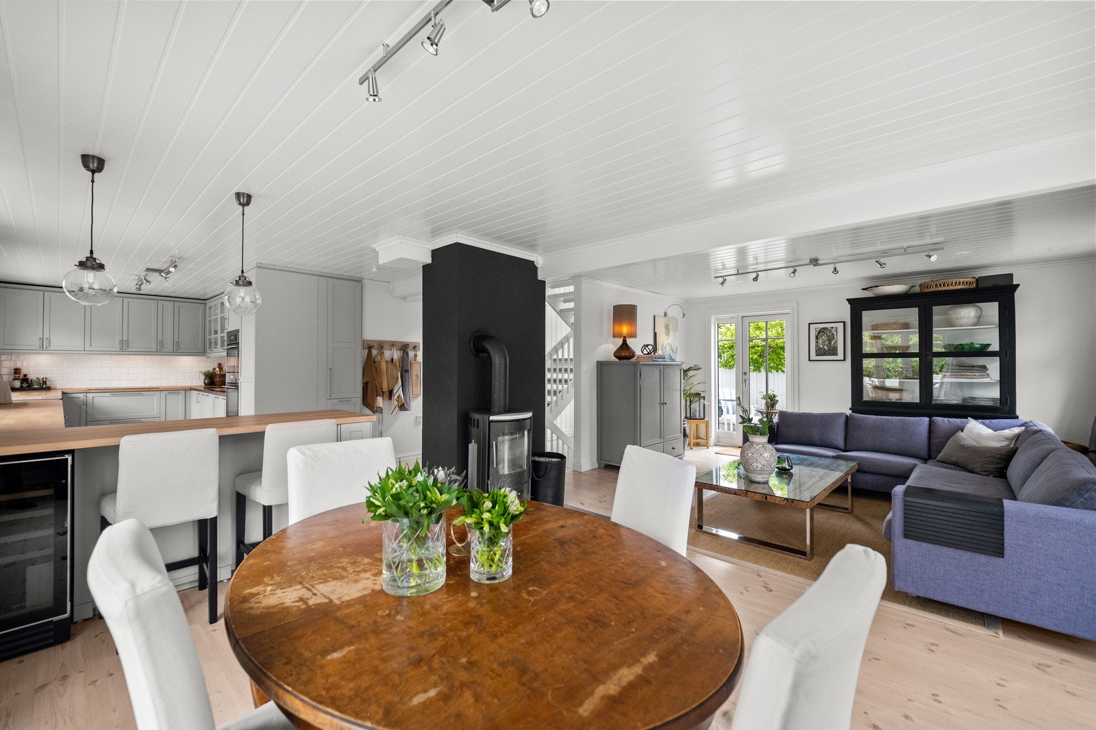 Spisestuen mot stue og kjøkken. Galleribilde