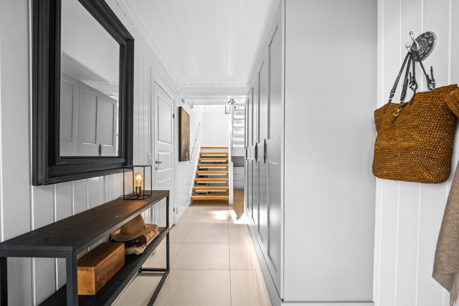 Entre/hall med gode garderober. Galleribilde