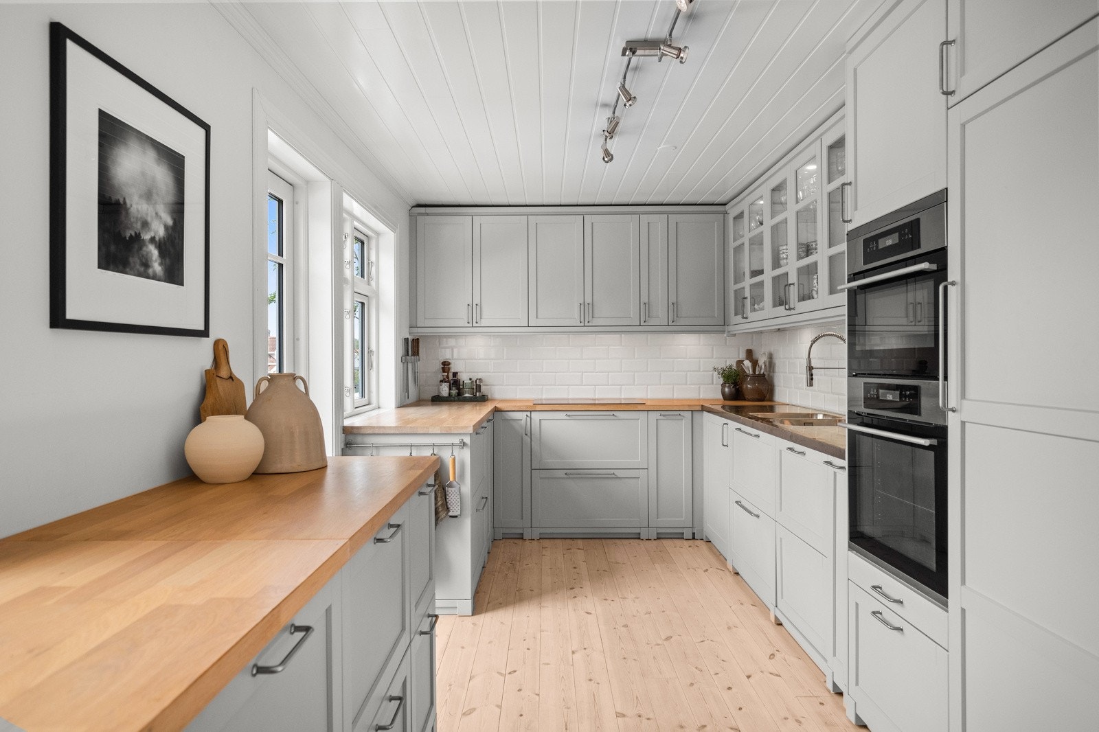 Boligen har en flott innholdsrikt kjøkken fra 2020. Utgang til terrassen direkte fra kjøkkenet. Galleribilde