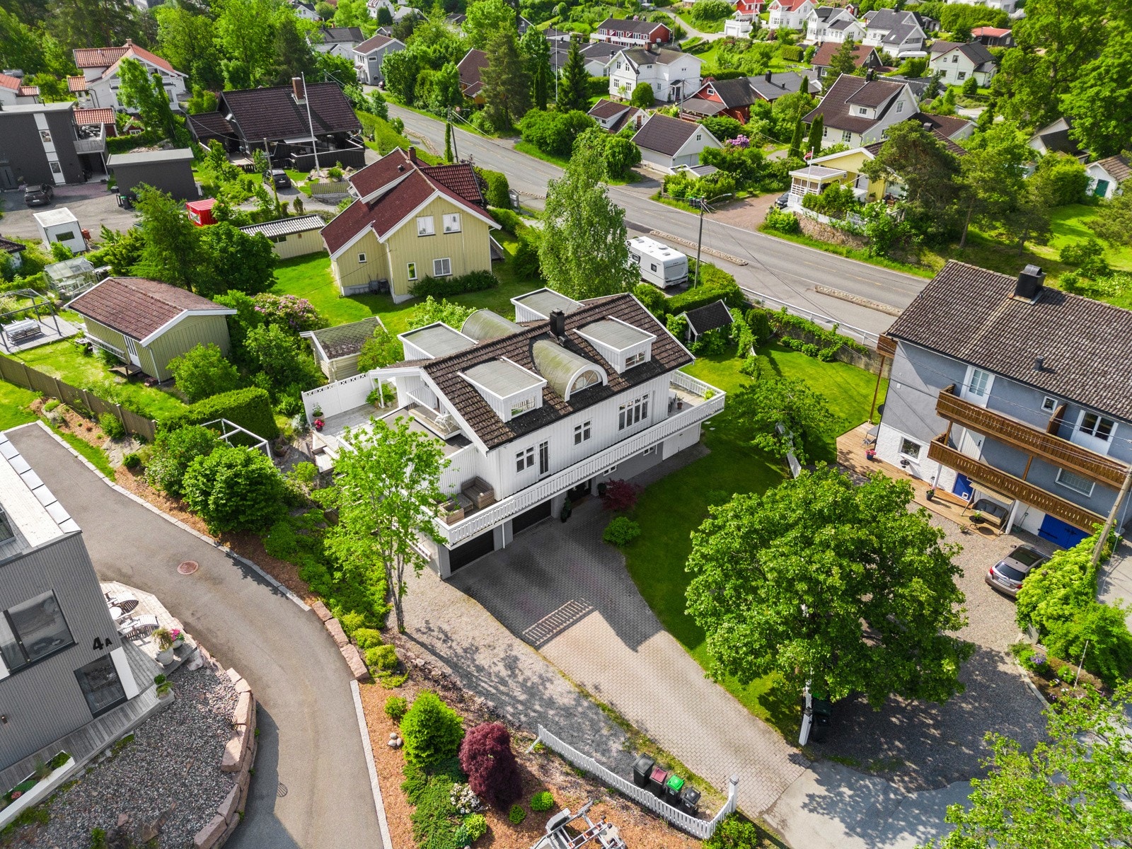 Dette er en romslig familiebolig med 5 soverom. Boligen er oppgradert i senere tid og fremstår som lys og tiltalende Galleribilde