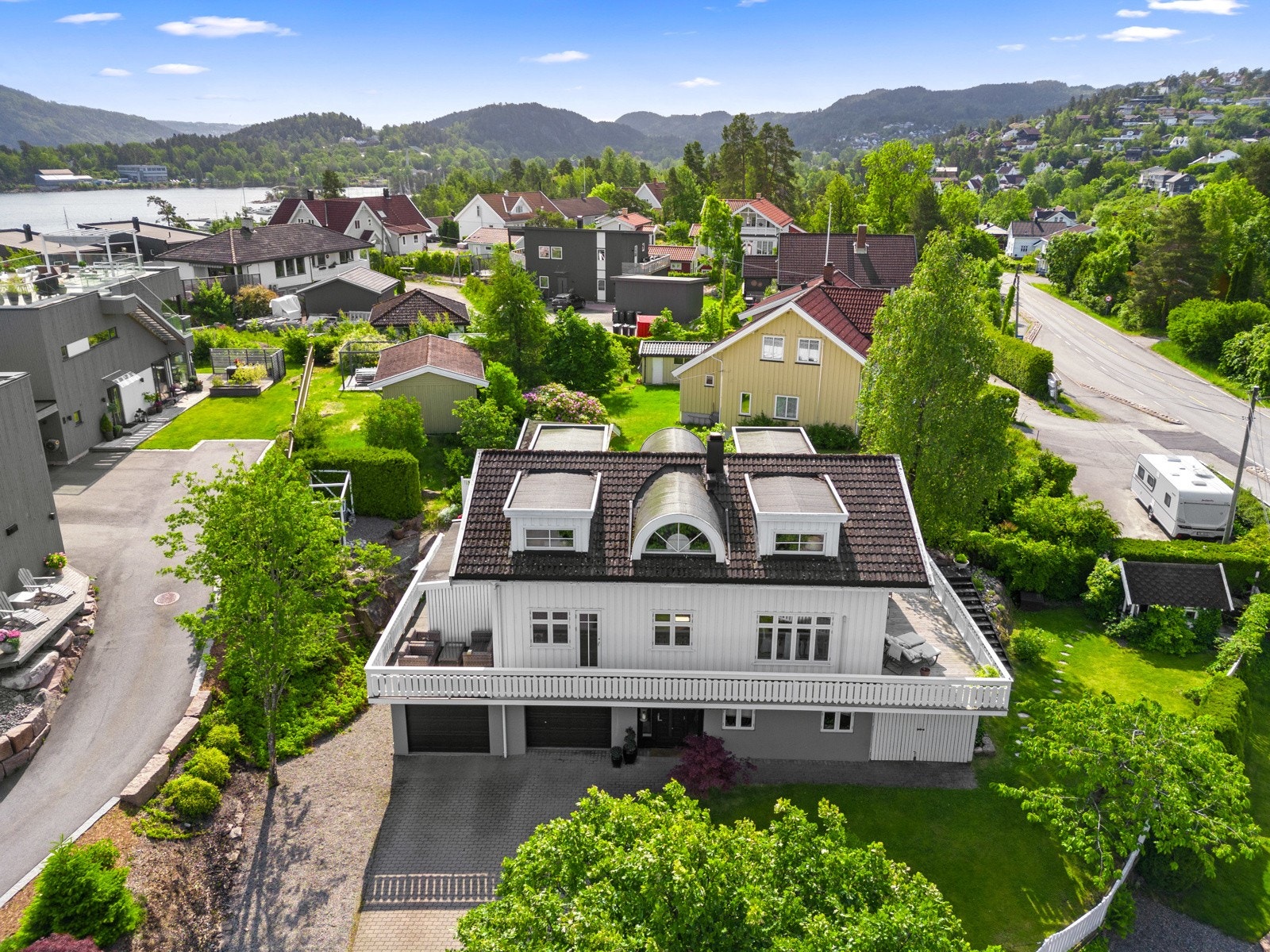 Eiendommen har en pent opparbeidet tomt og flotte terrasseområder. Galleribilde