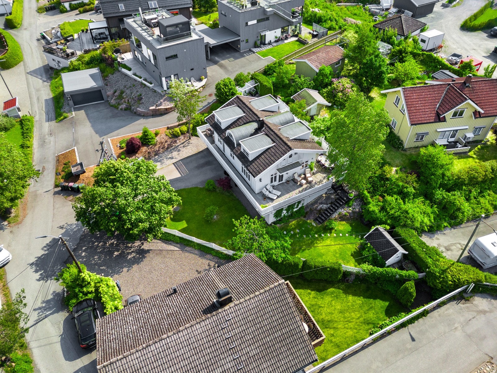 Tomten er meget solrik. Sol fra morgen til kveld. Galleribilde