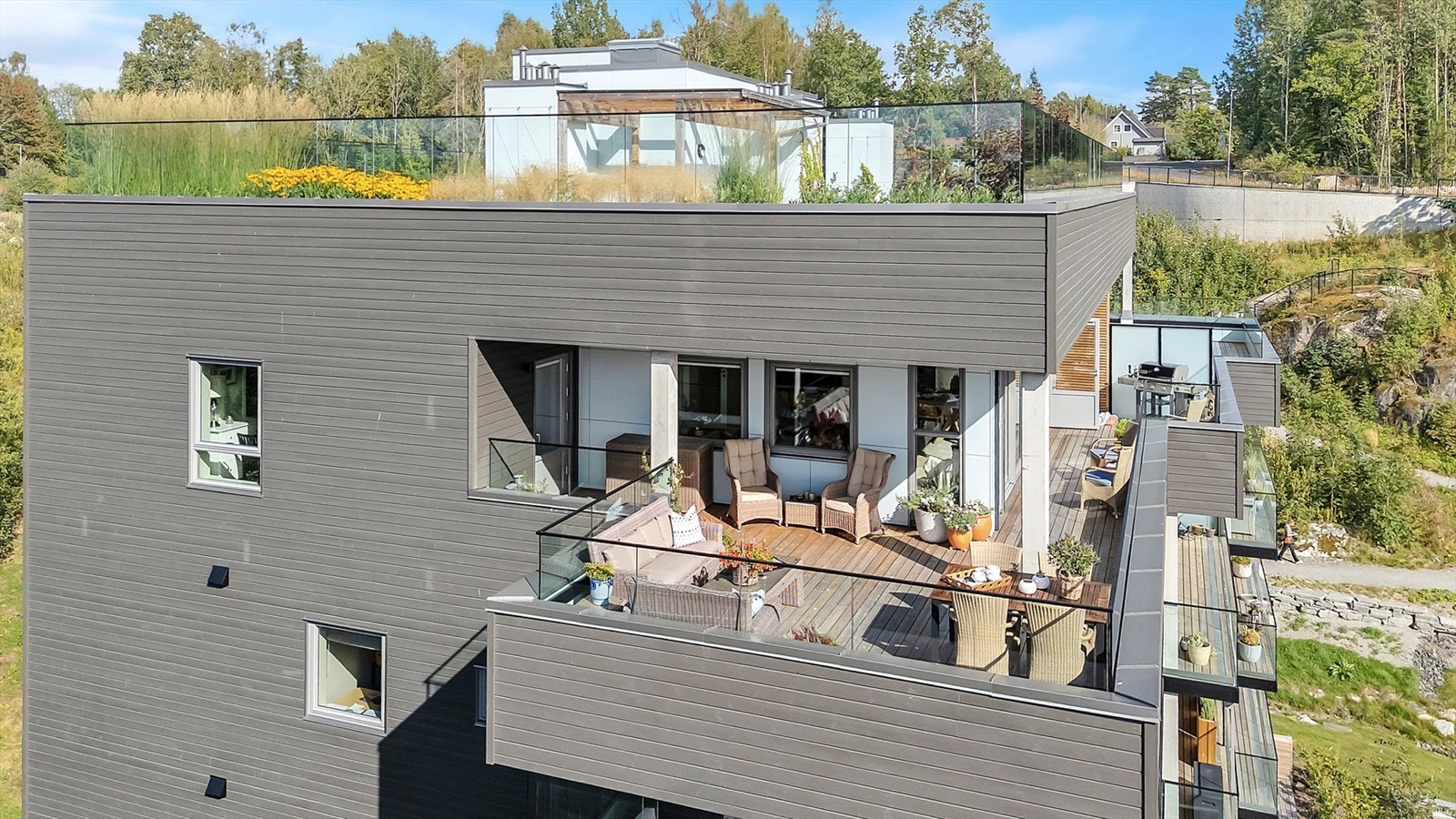 Dette er en av toppleilighetene i boligprosjektet som inneholder alt man kan ønske seg. I tillegg til stor privat terrasse er det felles takterrasse for beboerne. (Arkivbilde sommer 2025) Galleribilde