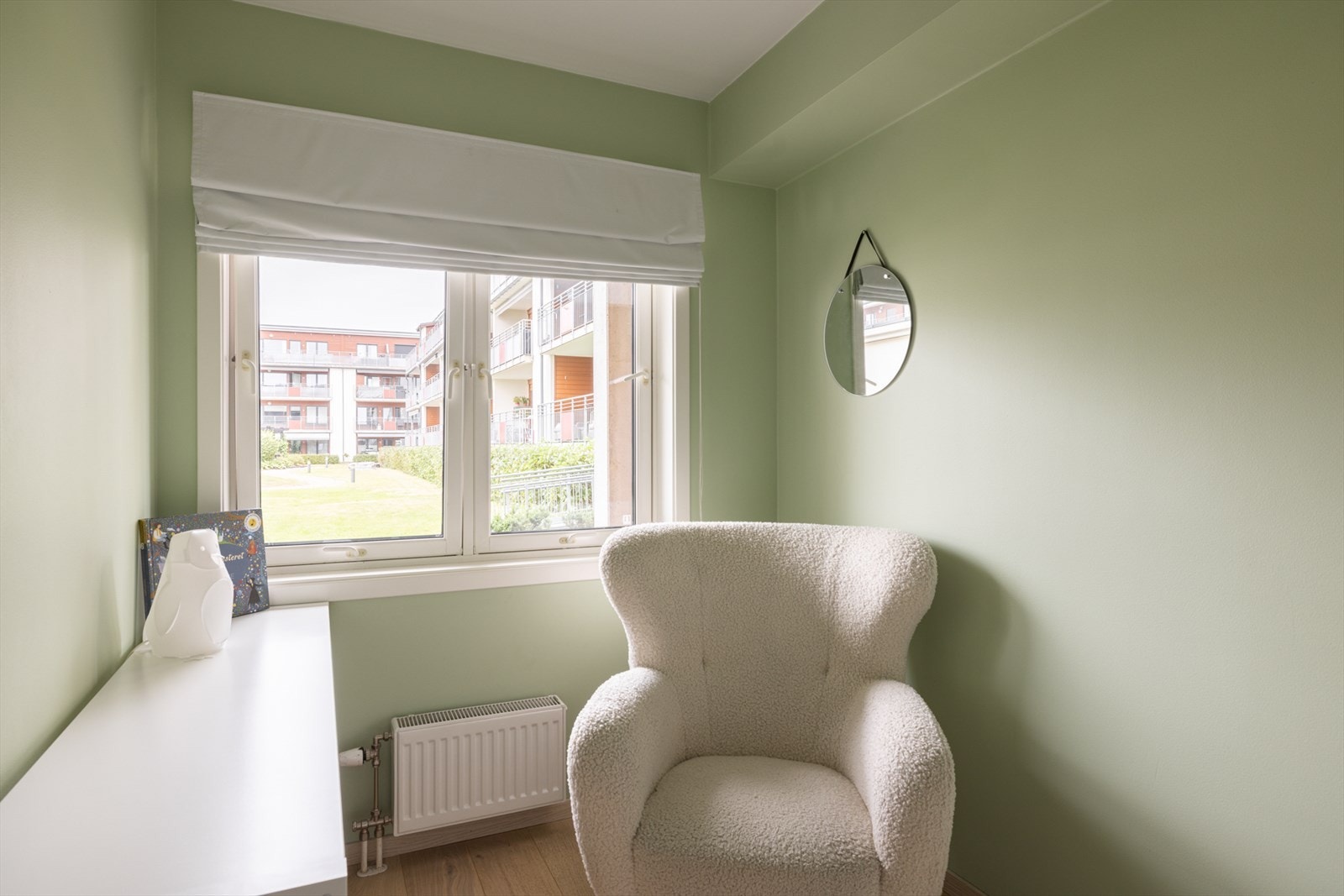 Plass til både seng, nattbord og kontorpult eller garderobeskap. Galleribilde