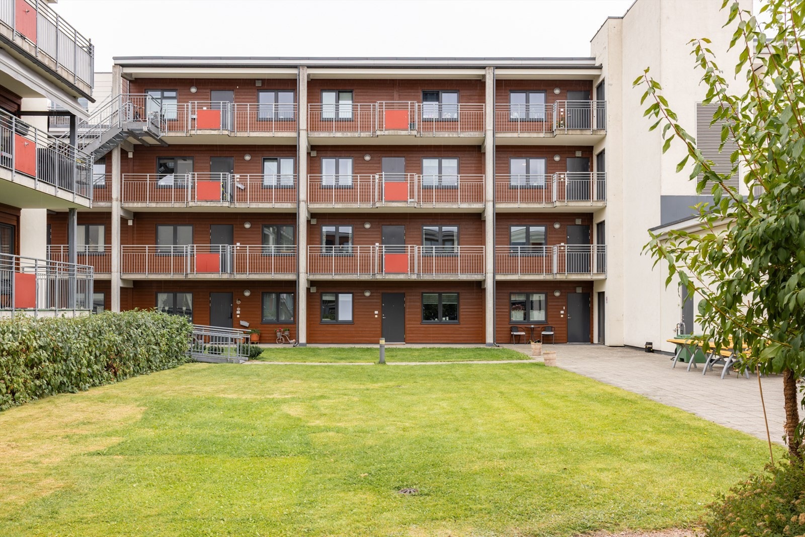 Fellesområdene er pent opparbeidet med gressplen, sittegrupper og lekeapparater. Galleribilde