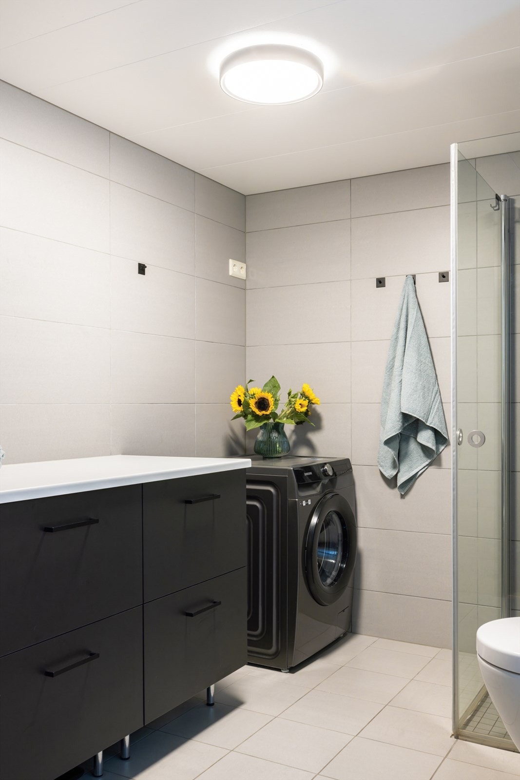 Rommet er tilrettelagt med opplegg for vaskemaskin, og varme i gulvet. Galleribilde