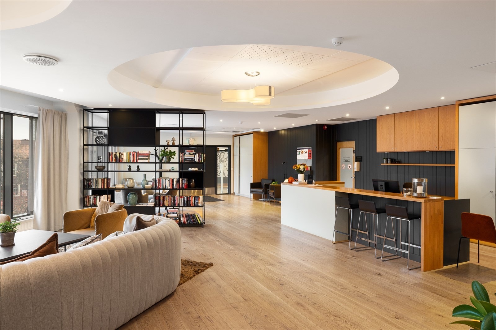 Med en Plussbolig® får du tilgang til et serviceområde med bemannet resepsjon, lobby, gjesterom, treningsrom, møterom, selskapsrom og kjøkken. Galleribilde