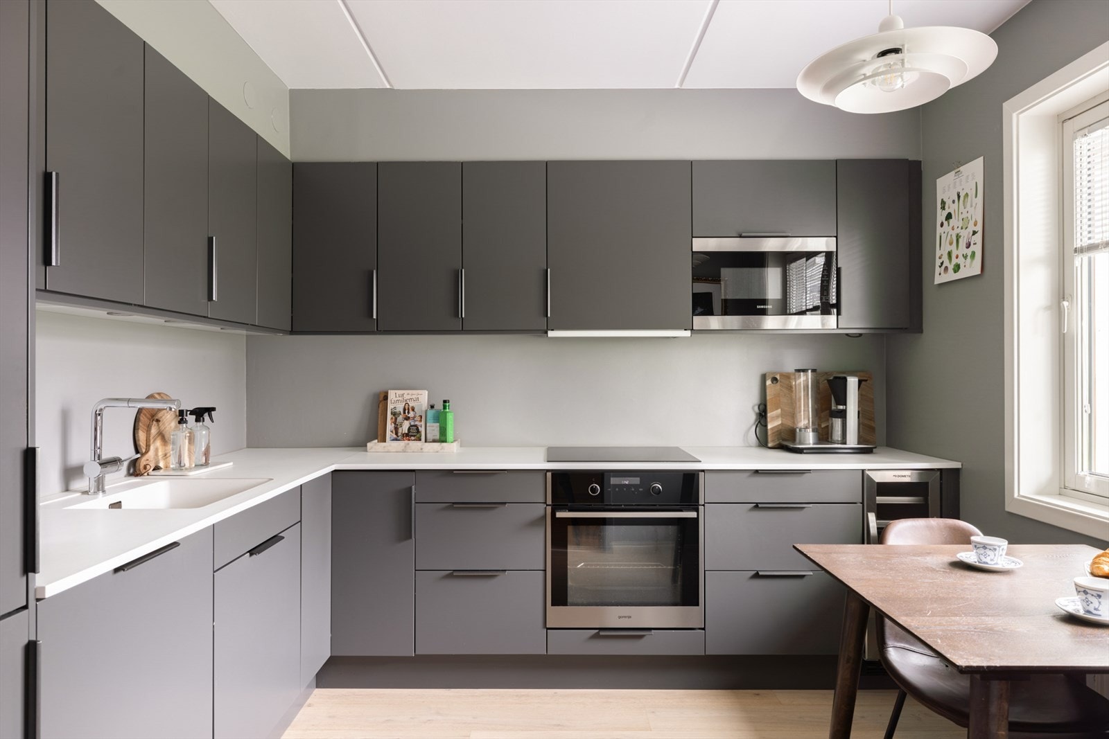 Kjøkkenet ligger praktisk adskilt fra stuen og ble oppgradert med pen Sigdal-innredning i 2019. Galleribilde