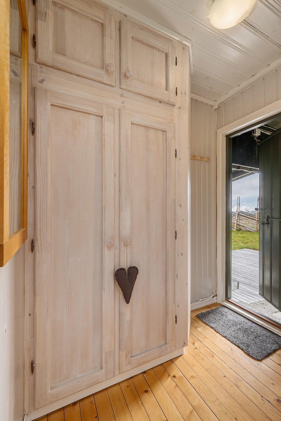 Gang med garderobeskap for oppbevaring av yttertøyet. Galleribilde