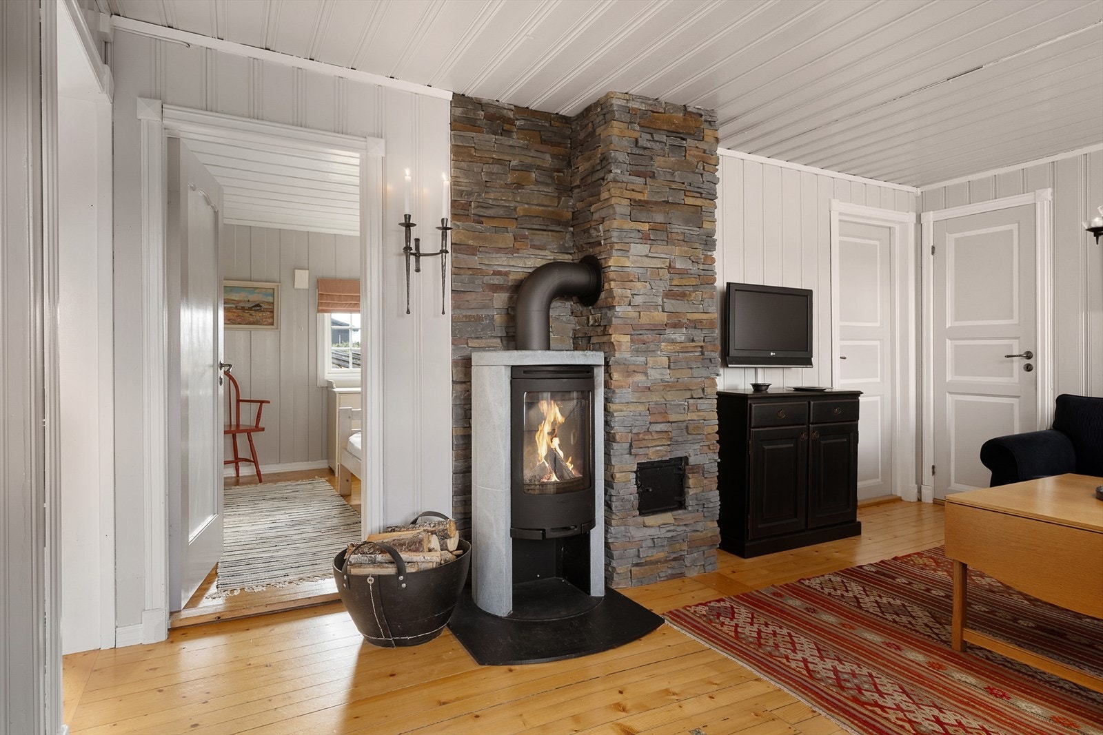 I tillegg til vedfyring så varmes hytta opp med elektrisk fyring. Galleribilde