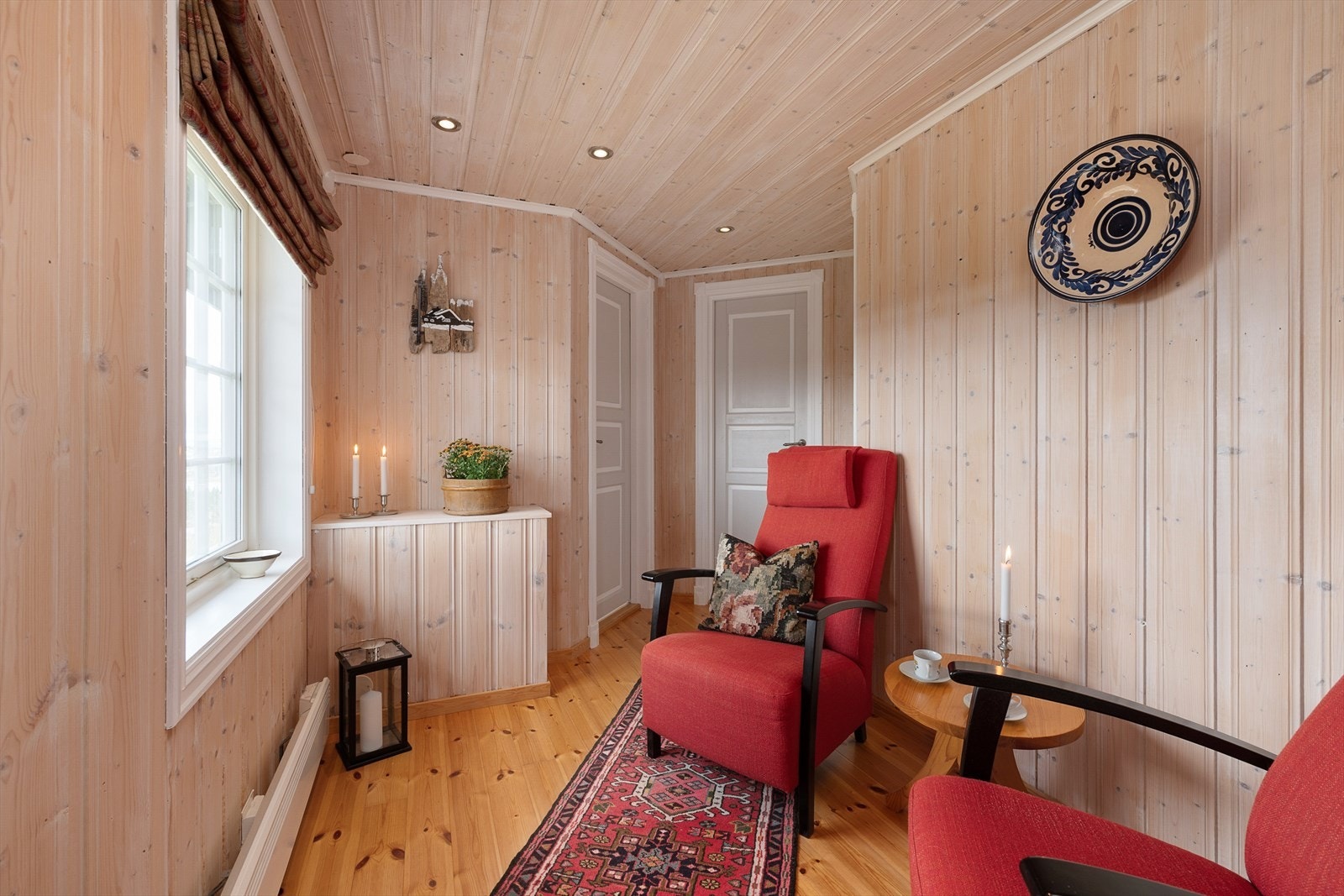 Adkomst til soverom, bad og bod fra dette rommet. Galleribilde