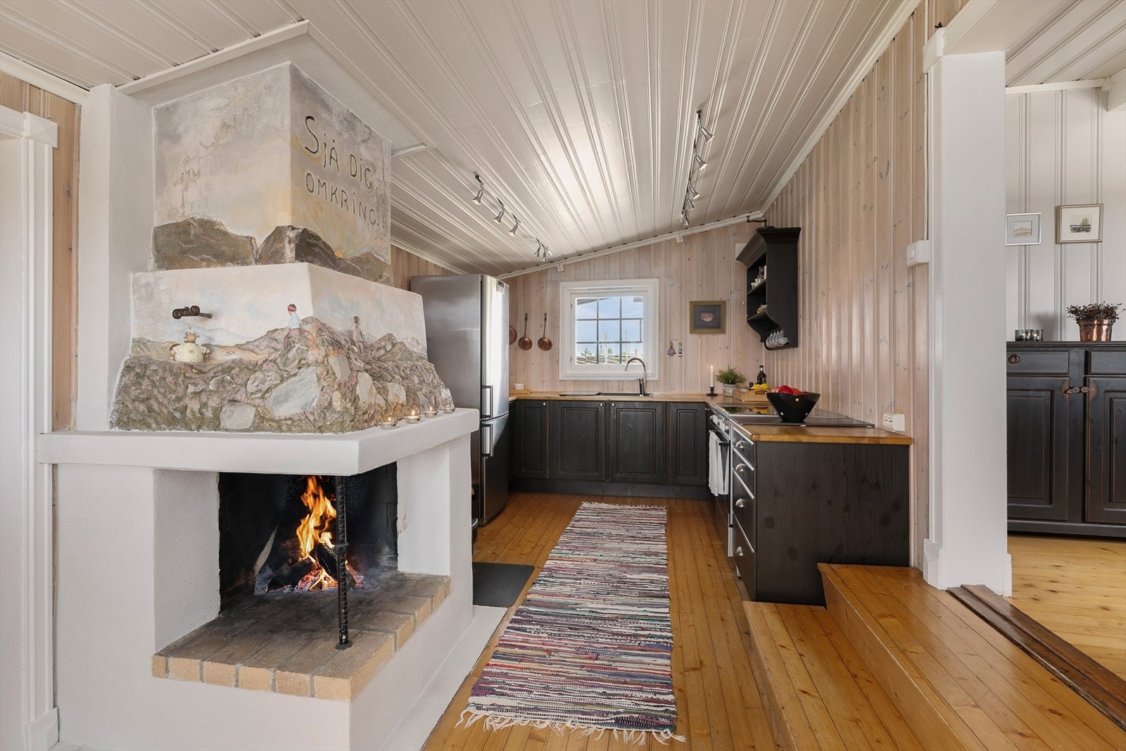 Peiskos på hytta hører med. En åpen peis på kjøkkenet bidrar til den rette stemningen utover høsten og inn mot vinteren. Galleribilde