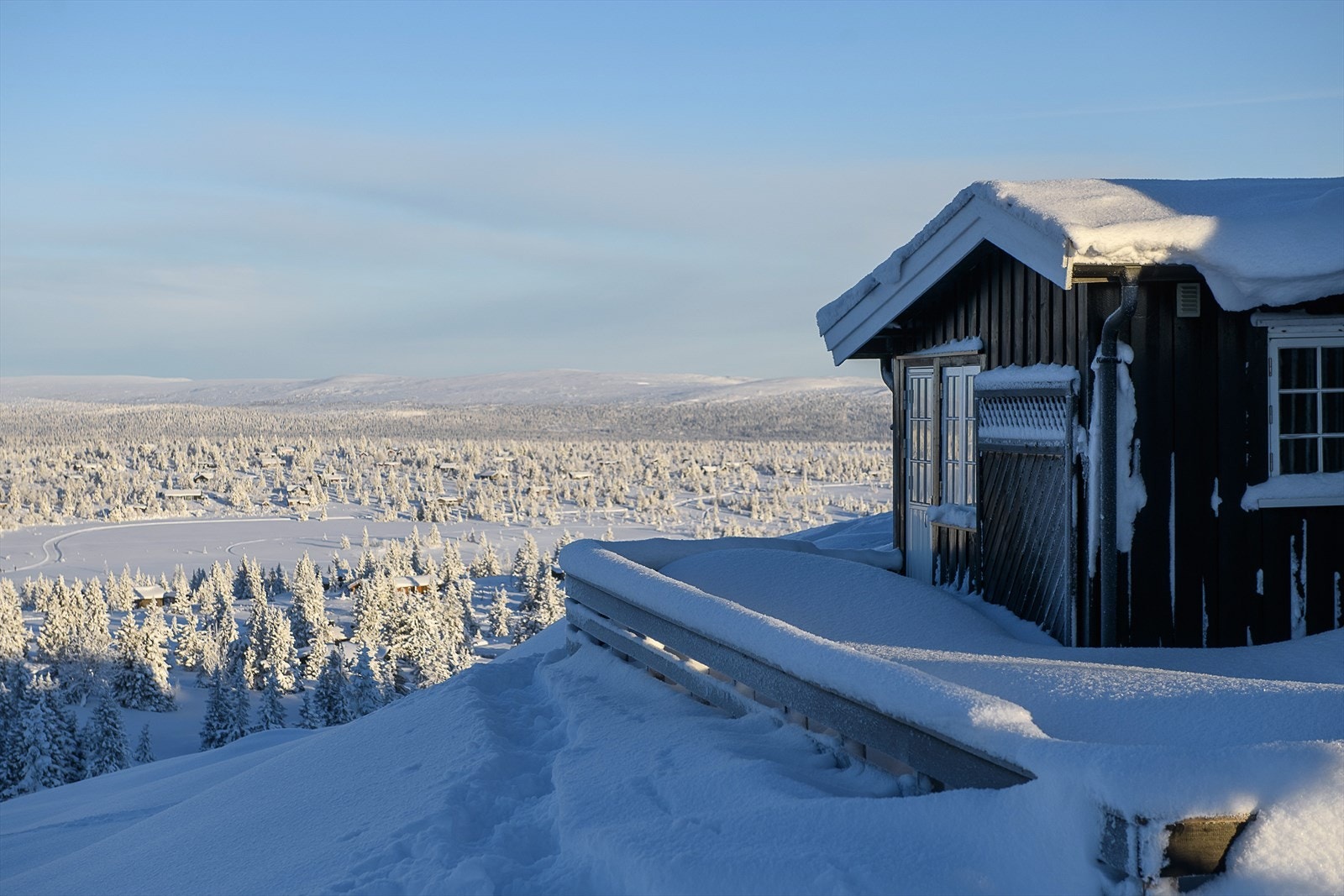 Det er fine solforhold på hytta som kan nytes på terrasse og uteplasser rundt hele hytta. Galleribilde