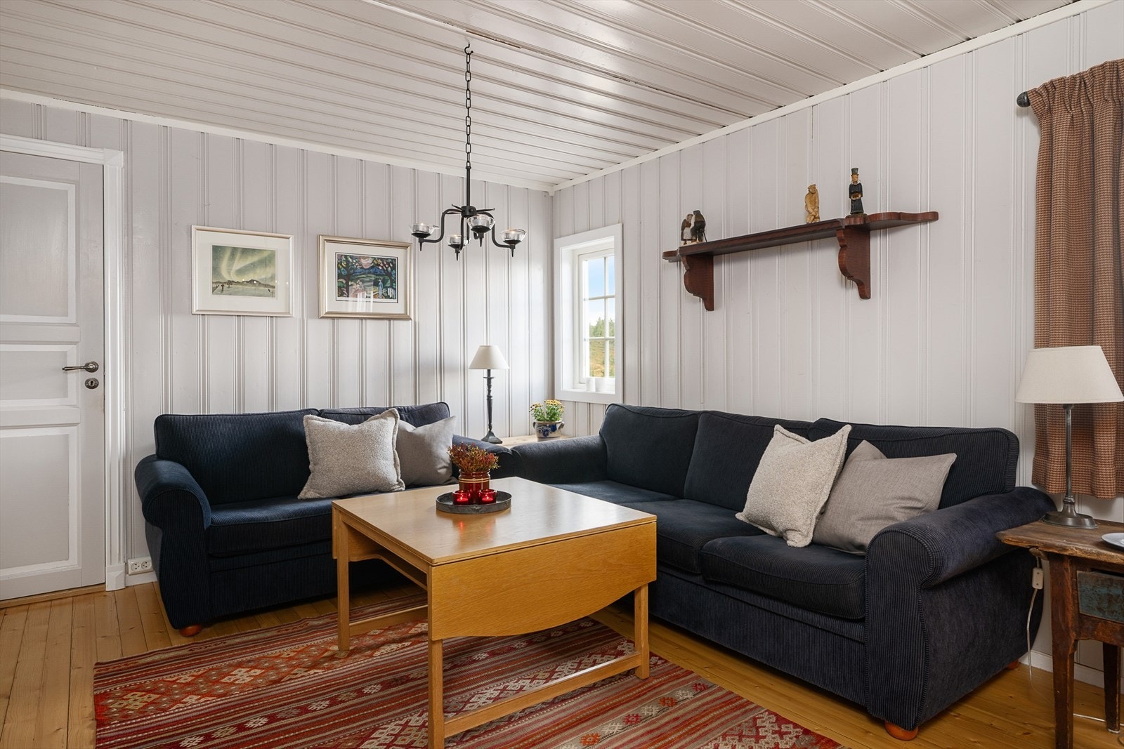 Klassisk og tidløs stil i hytta med lysmalt panel og tregulv. Galleribilde