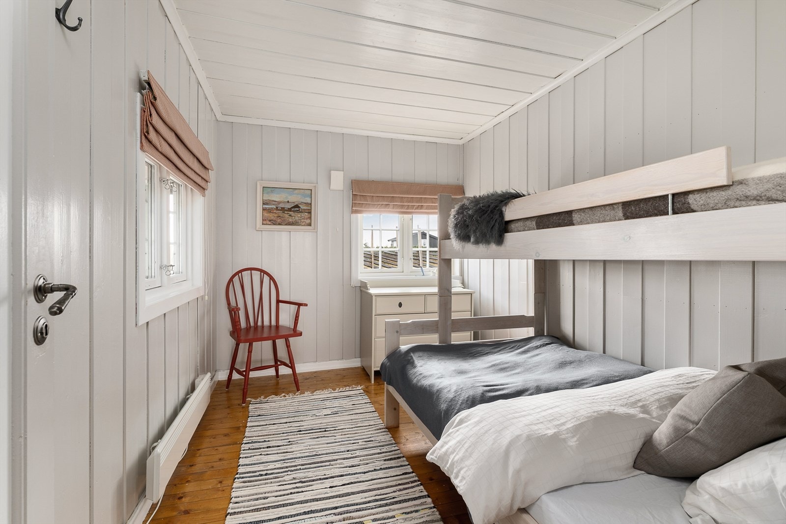 Soverom 2 innredet med køyeseng. Vegger har malt panel i en lys og tidløs farge. Galleribilde