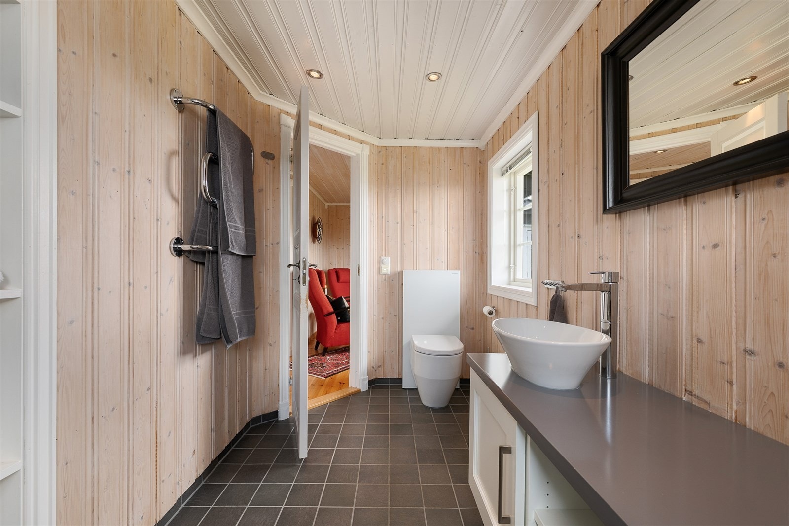 Vegghengt WC på badet. Galleribilde