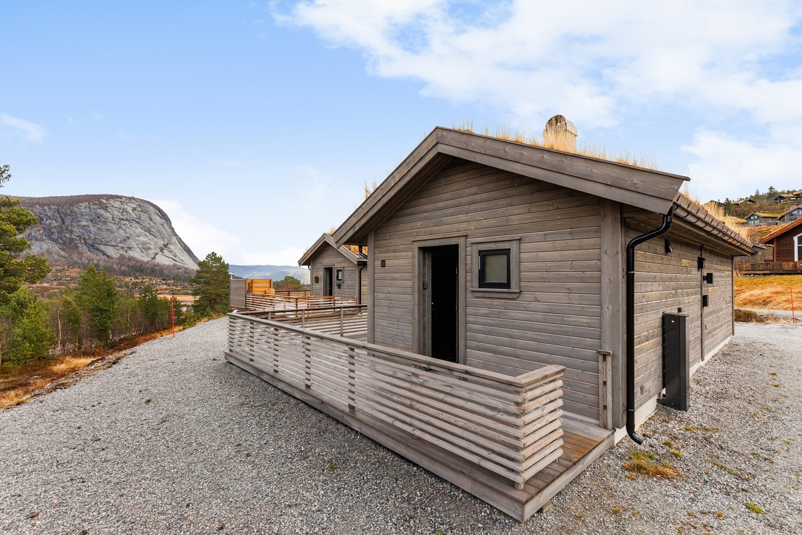 En nydelig og praktisk hytte med god beliggenhet for sol, utsikt og nærhet til aktiviteter! Galleribilde