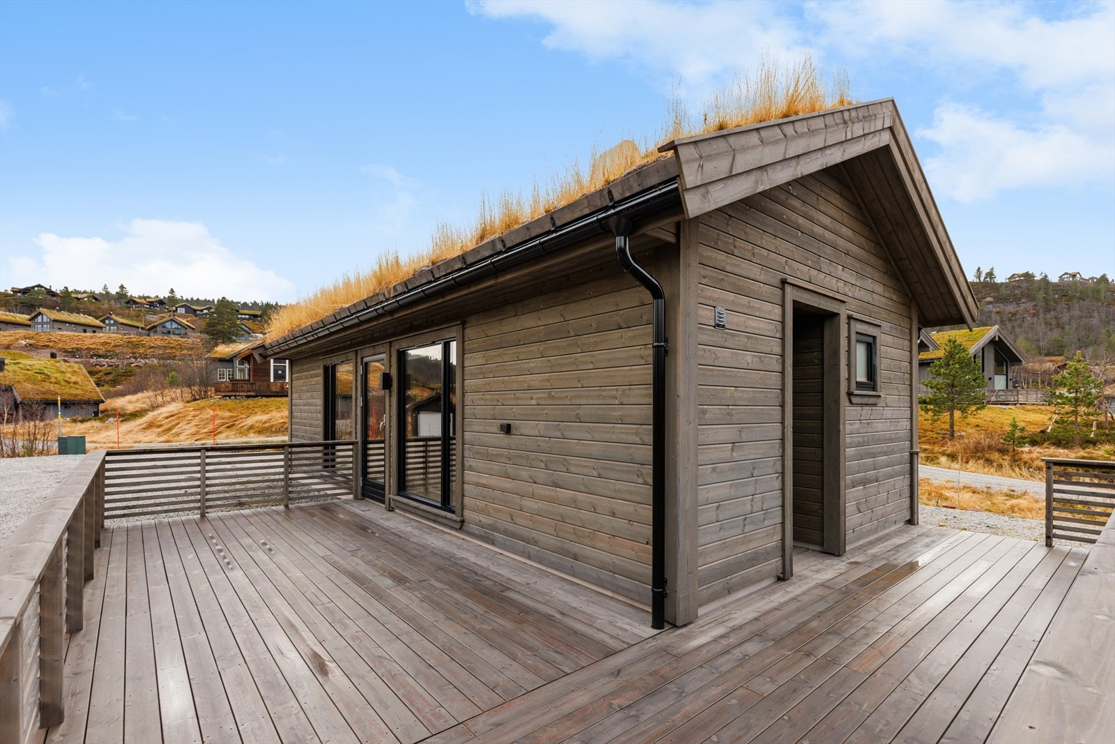 Arealeffektiv hytte med lave kommunale utgifter, ingen eiendomsskatt, lave strømkostnader og lave utgifter til drift og vedlikehold! Galleribilde