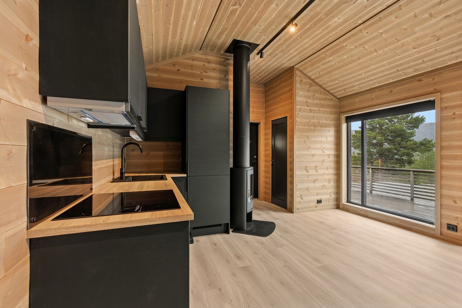 Hytten har meget god takhøyde, og store vindusflater Galleribilde