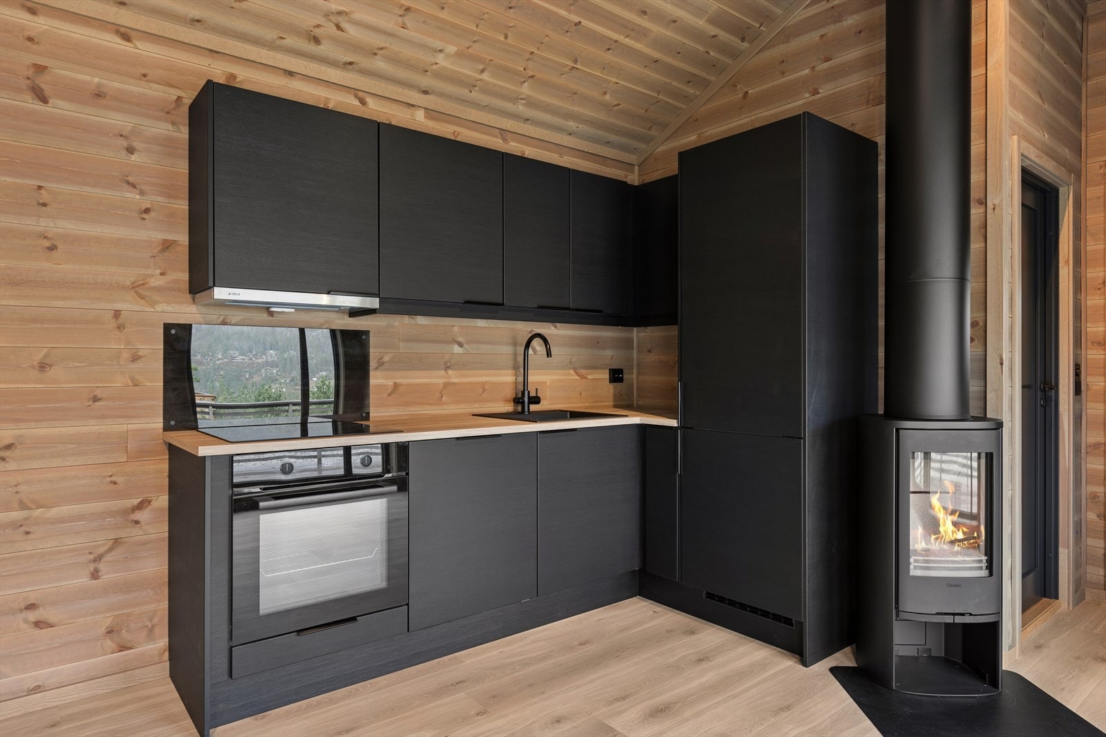 Kjøkkenet er utstyrt med hvitevarer som stekeovn, platetopp, oppvaskmaskin og kjøkeskap m/frys. Galleribilde