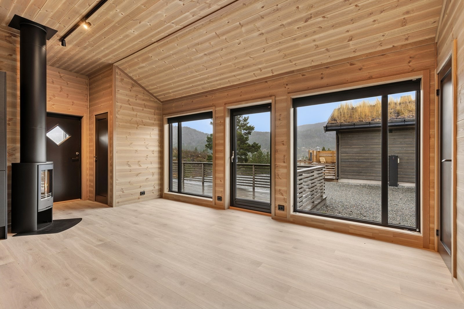 Fra stuen er det utgang til terrasse med gode sol- og utsiktsforhold. Galleribilde