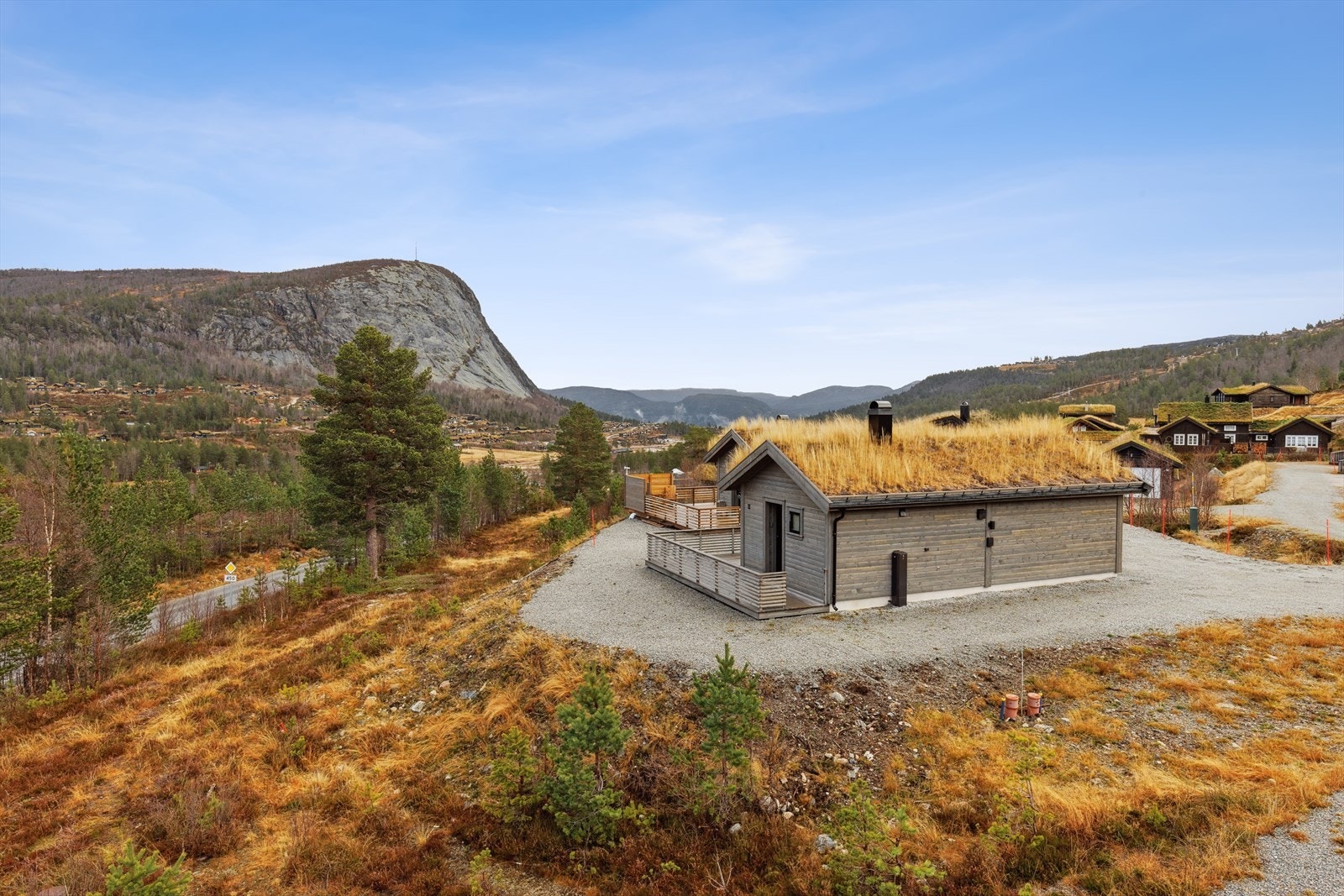 Hytten har en skjermet og solrik beliggenhet helt i enden av hyttefeltet, med kort adkomst fra hovedvei. Det er meget gode brøytetjenester, der du kan bestille brøyting helt fram til inngangsdøren. Galleribilde