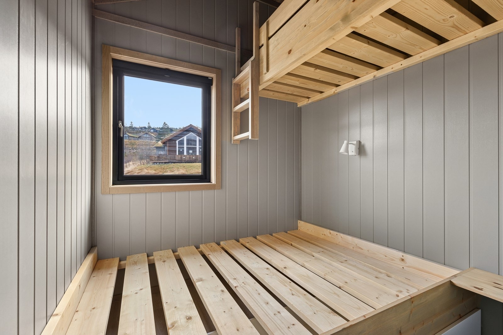 Soverommene er utstyrt med plassbygd dobbeltseng og køyeseng. Galleribilde