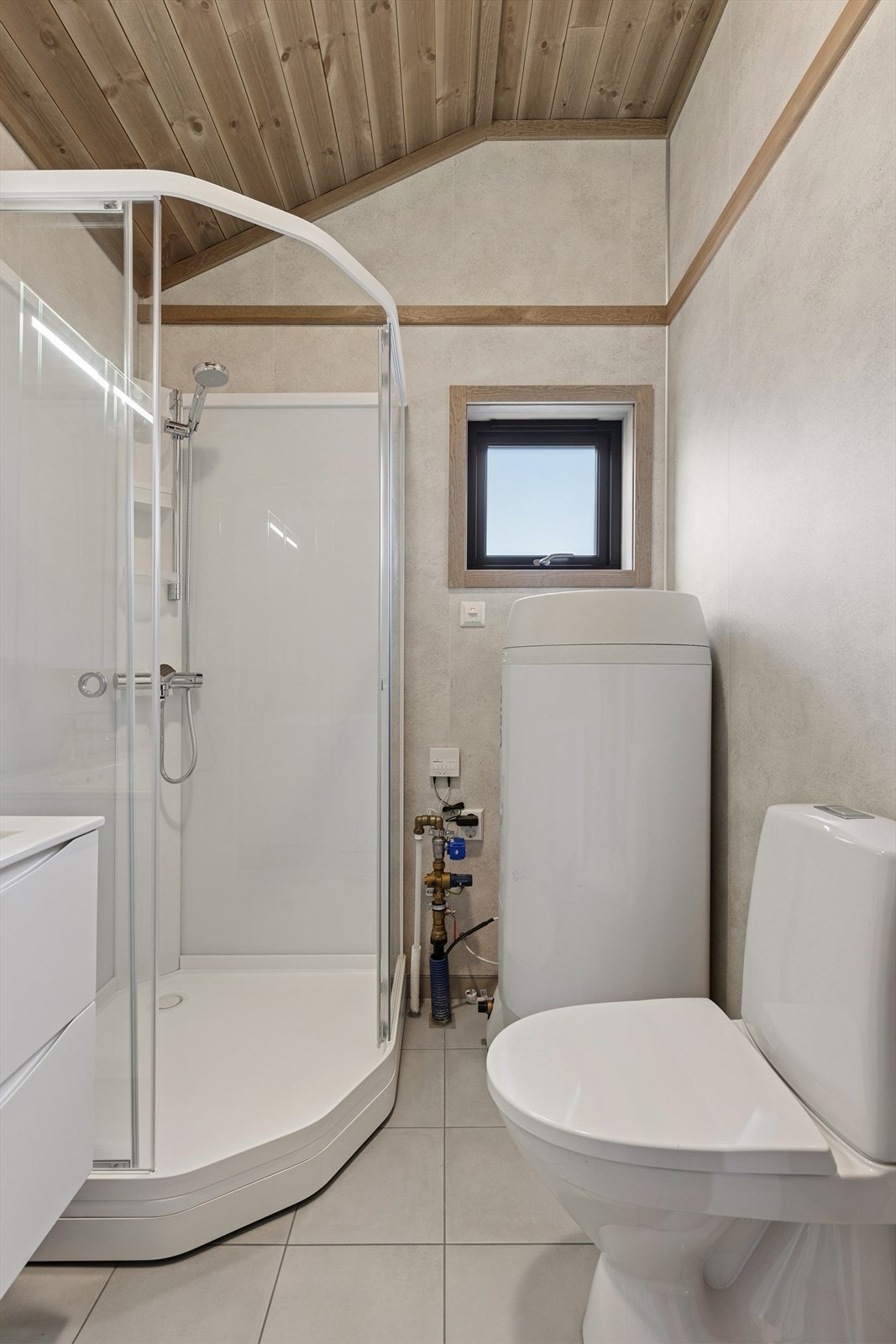 Enkel tilgang til stoppekran - slik at vannet enkelt kan stenges når hytten ikke er i bruk. Galleribilde