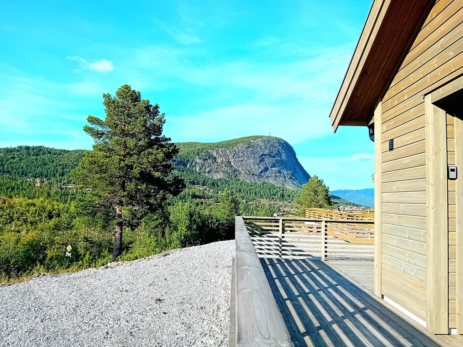 Nydelig utsikt mot Løefjell, en populær tur for hele familien Galleribilde