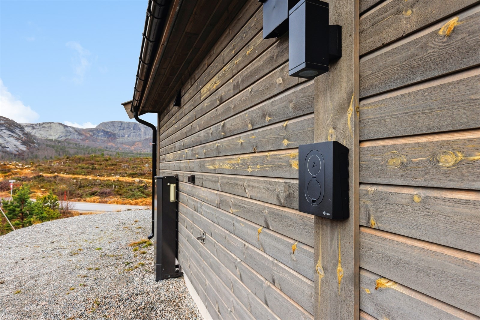 Montert EL-bil lader på hytteveggen Galleribilde