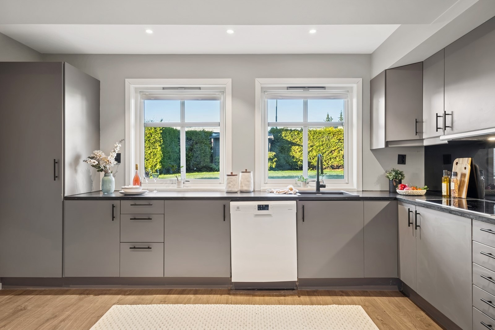 I innredningen er det integrert stekeovn, platetopp og micro. Galleribilde