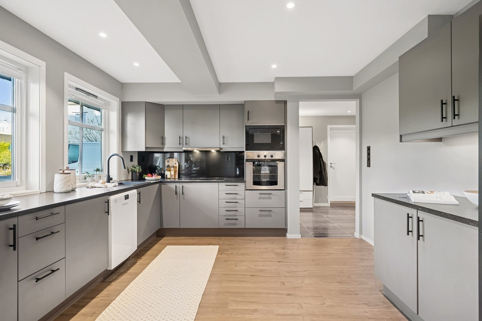 Her har en alt en måtte trenge av både skap-, skuff- og benkeplass. Galleribilde