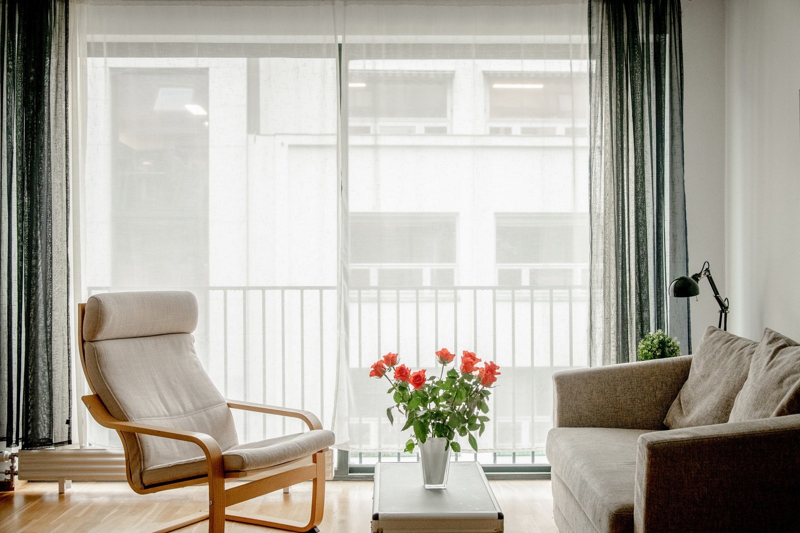 Skyvedører i stuen ut mot balkong. Store deler av møbler og ting medfølger leiligheten ved kjøp, og en omfattende tilbehørsliste ligger vedlagt i salgsoppgaven. Galleribilde