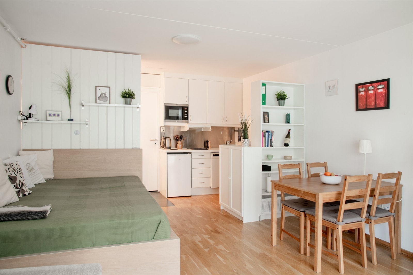 Delvis åpen kjøkkenløsning til stuen. Galleribilde