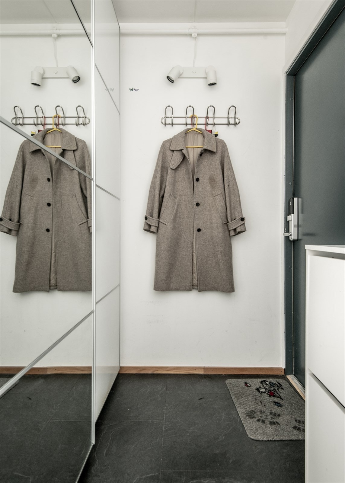 Venylplater plasert på gulv i gangen. Galleribilde