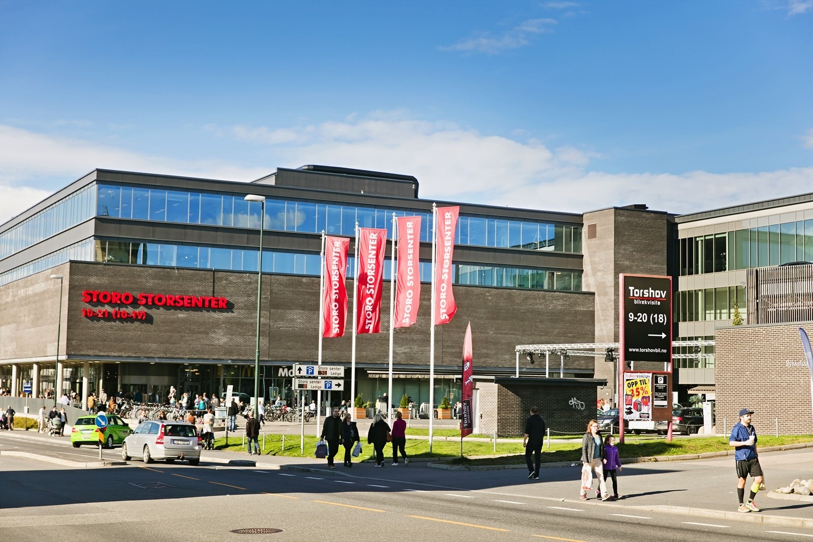 Kun en spasertur unna ligger Storo Storsenter som tilbyr en rekke servicetilbud. Galleribilde