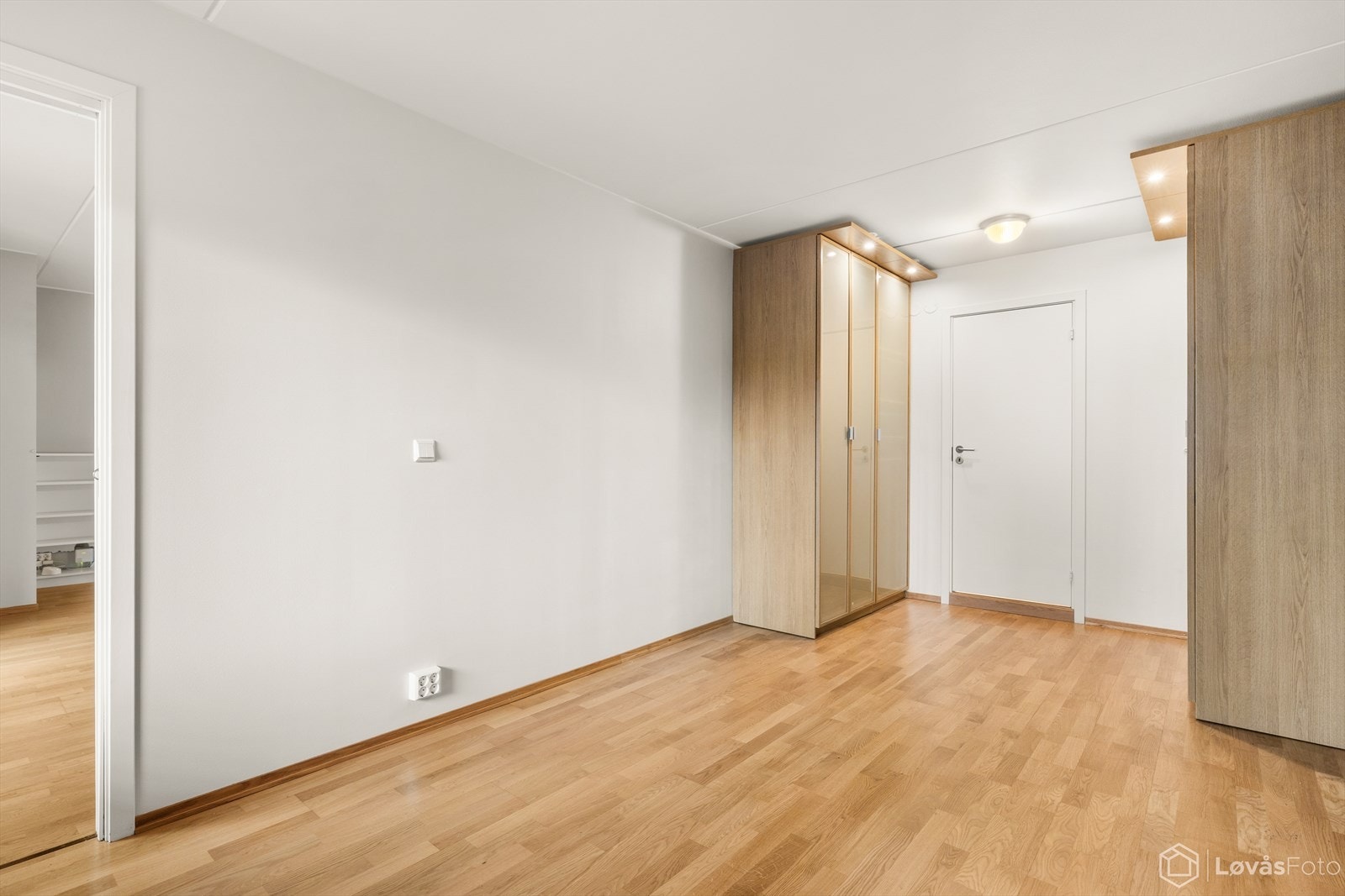 Det medfølger to romslige garderobeskap med overbelysning, praktisk plassert for plassutnyttelse. Galleribilde