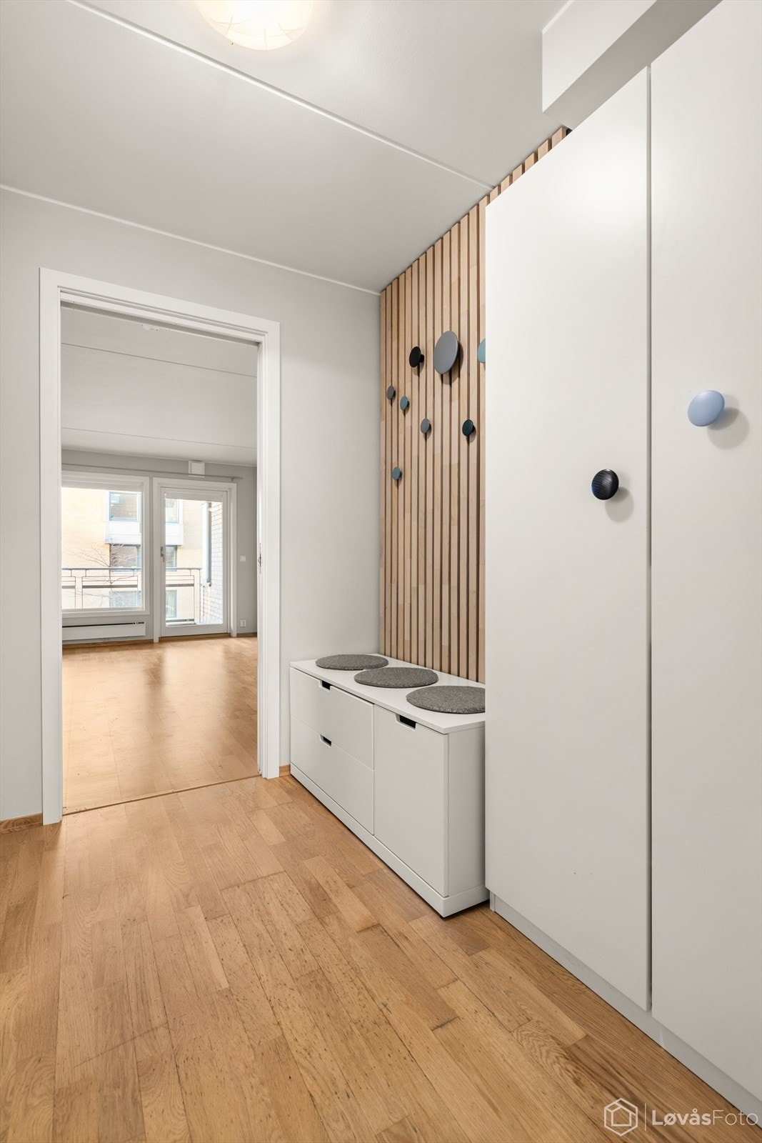 Entréen ønsker velkommen med god plass til å henge fra seg, blant annet på en stilfull spilevegg med oppheng. Galleribilde