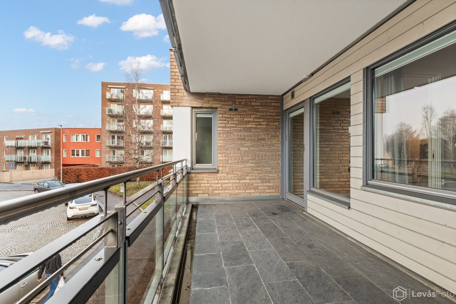 Balkongen er overbygget, noe som gjør det mulig å oppholde seg ute i alle årstider og nesten all slags vær. Galleribilde