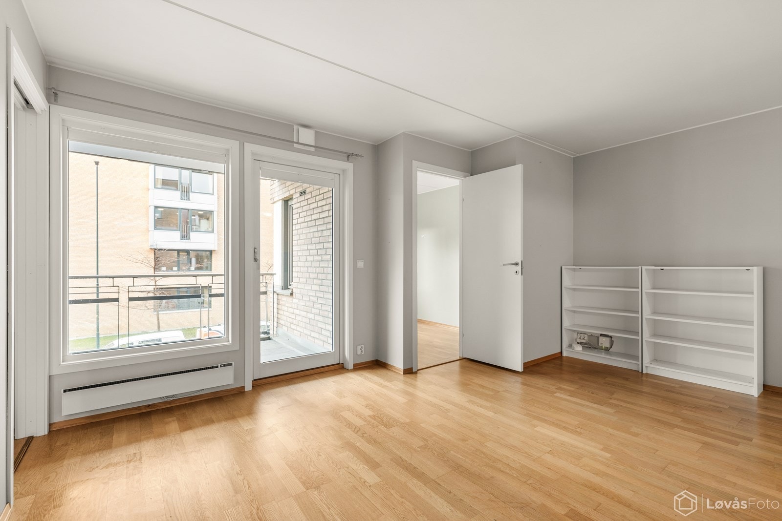 Store vindusflater i stuen gir rikelig med naturlig lys, og glassdører leder ut til den romslige balkongen. Galleribilde