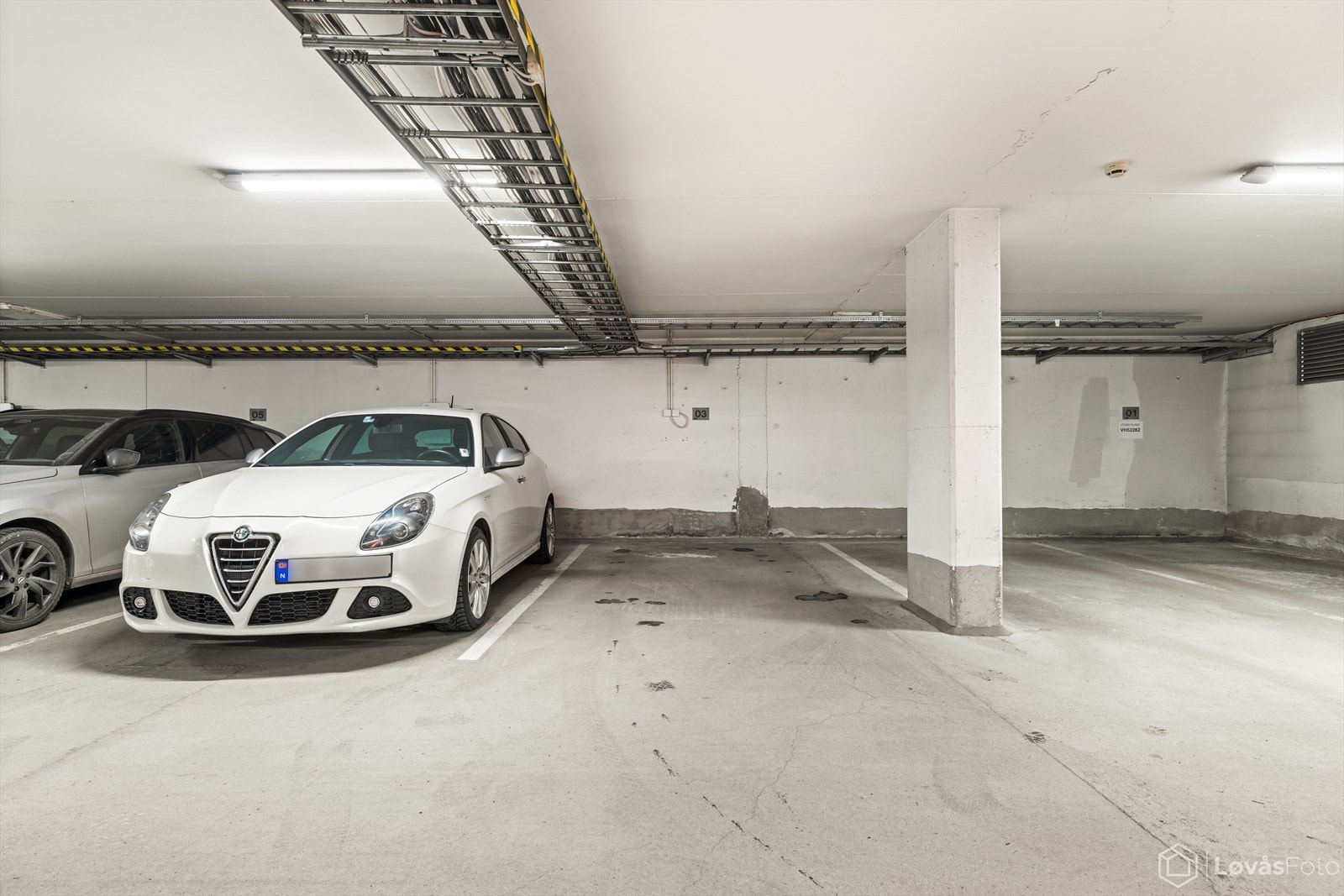 Med boligen følger det en enerett på parkeringsplass i garasjeanlegg. Elbillader kan monteres med samtykke fra styret. Galleribilde