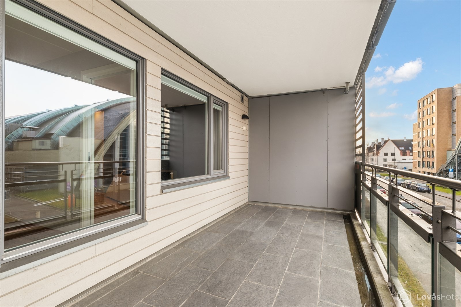 Her får du en romslig, vestvendt balkong på ca. 12 kvm med svært gode solforhold. Galleribilde