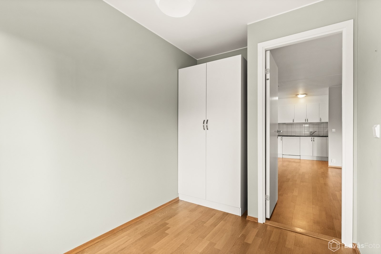 Her medfølger det også et garderobeskap. For annen oppbevaring kan kjellerboden på 5kvm benyttes. Galleribilde