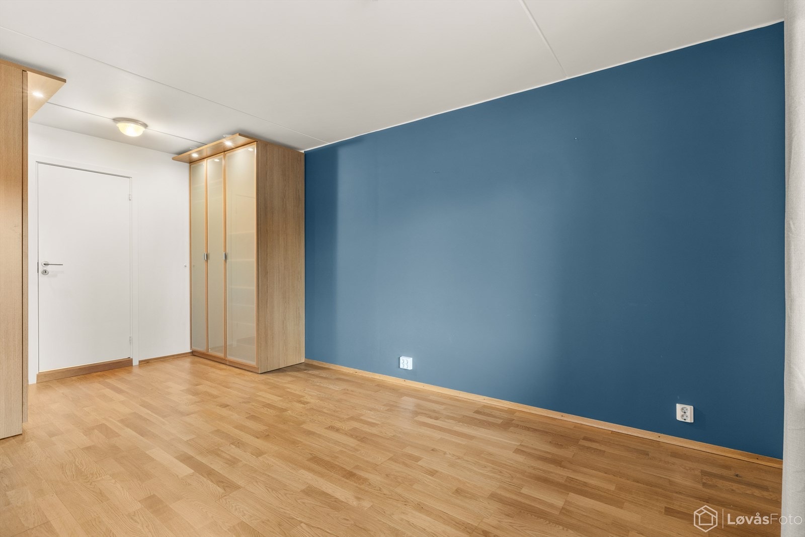 Hovedsoverommet er svært romslig og byr på god plass til dobbeltseng og annet ønsket møblement. Galleribilde