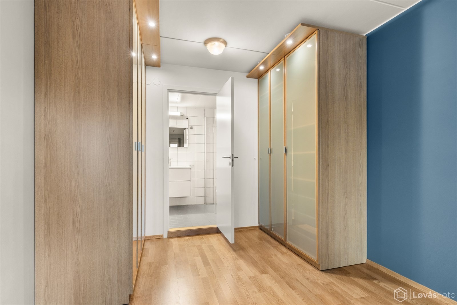 Soverommet har egen inngang til badet - her får du følelsen av et ekte master soverom med privat tilgang. Galleribilde