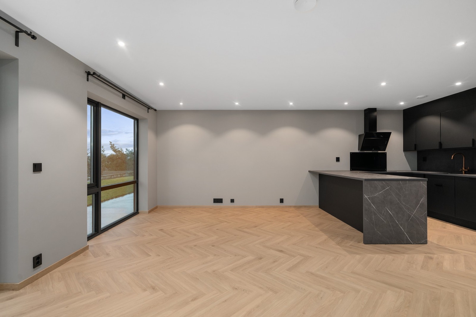 Stue med downlights. Galleribilde